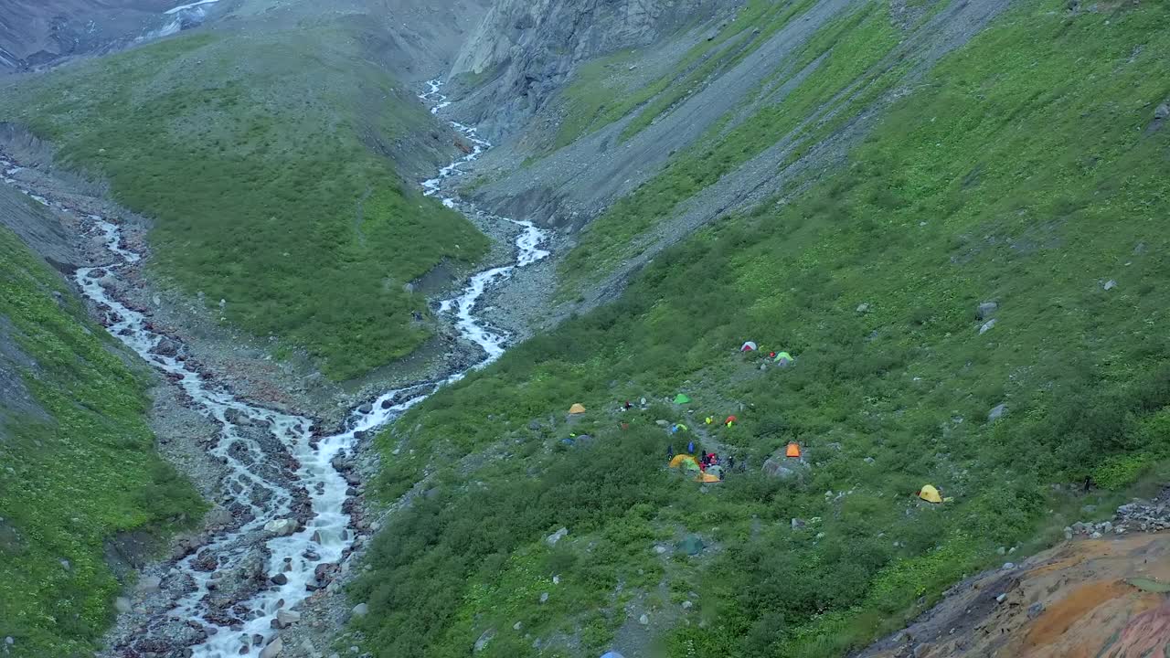 鸟瞰图的一个旅游营地附近的山脚下，河流和冰川。视频素材