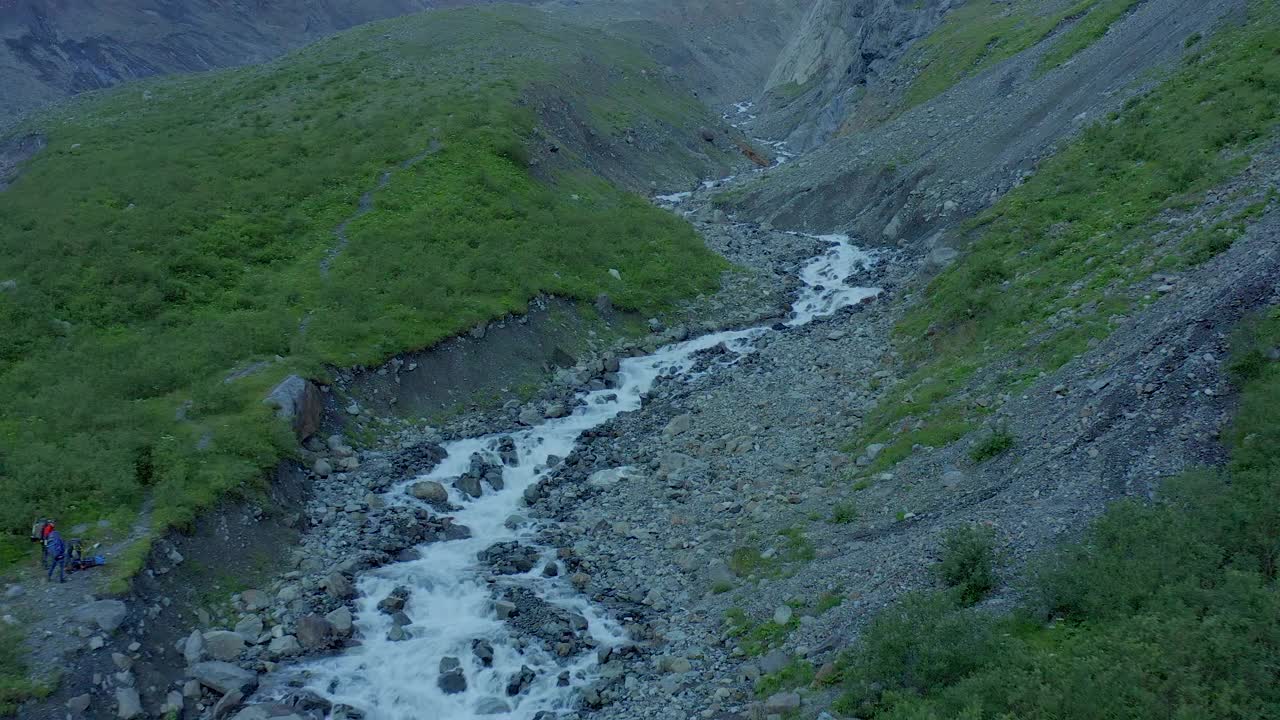 鸟瞰图的山源，河流在山脉和岩石视频素材