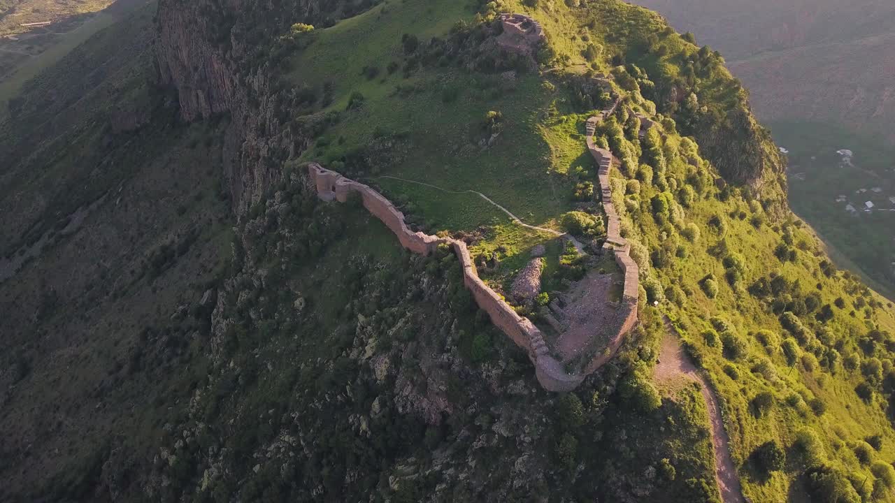 无人机在亚美尼亚外高加索著名的Smbataberd要塞上空平稳飞行，山谷美景尽在不言中视频素材