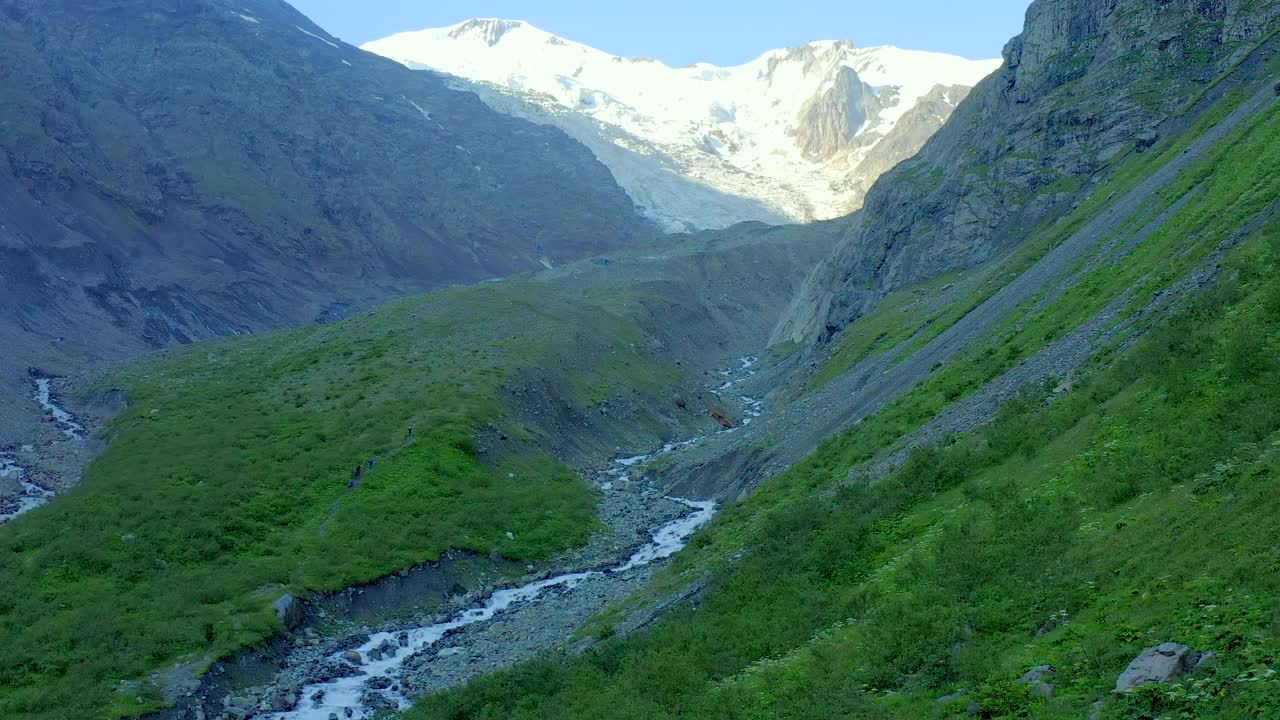 山中河流的源头，位于高山峡谷中靠近冰川的地方视频素材