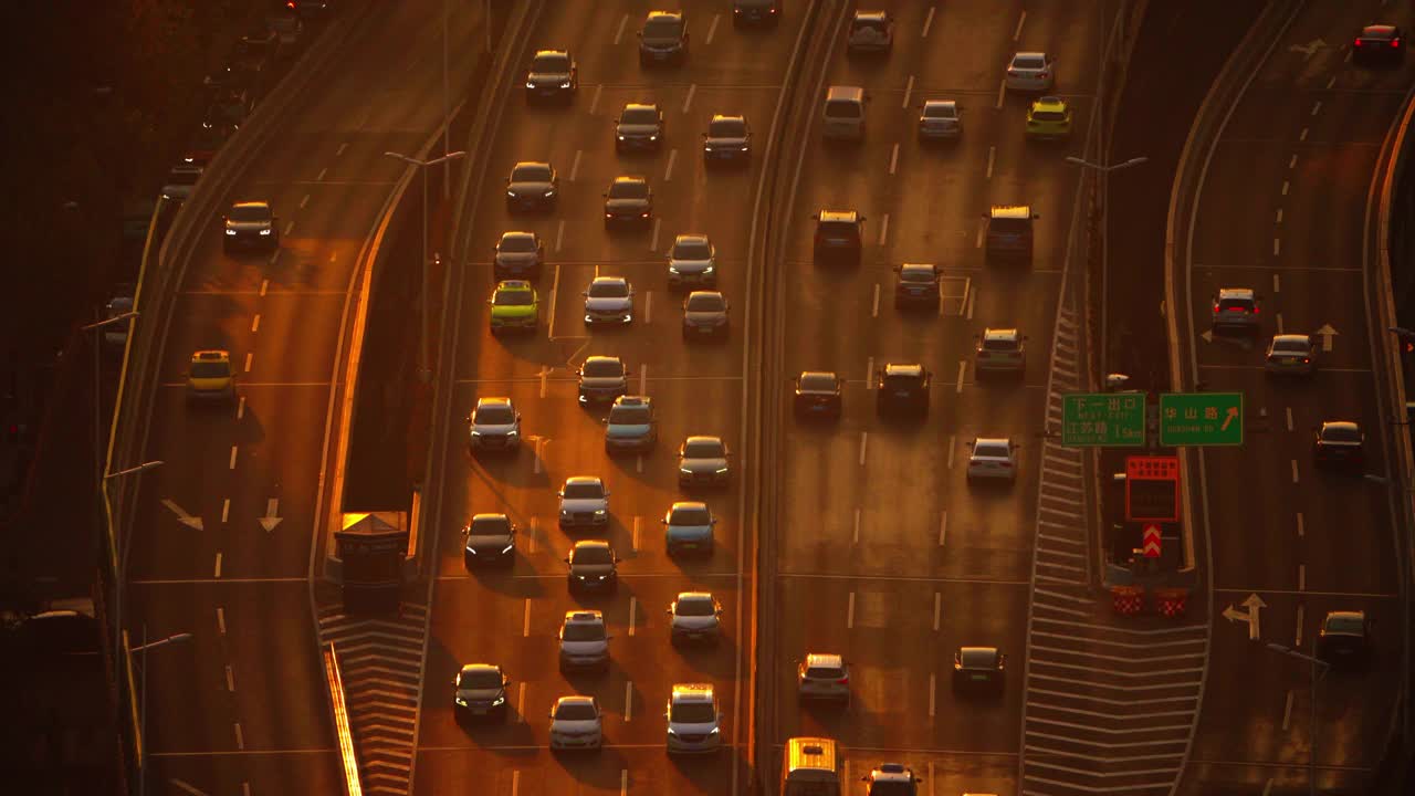 交通上的城市立交桥在高峰时间，日落的景色，现代的城市视频素材