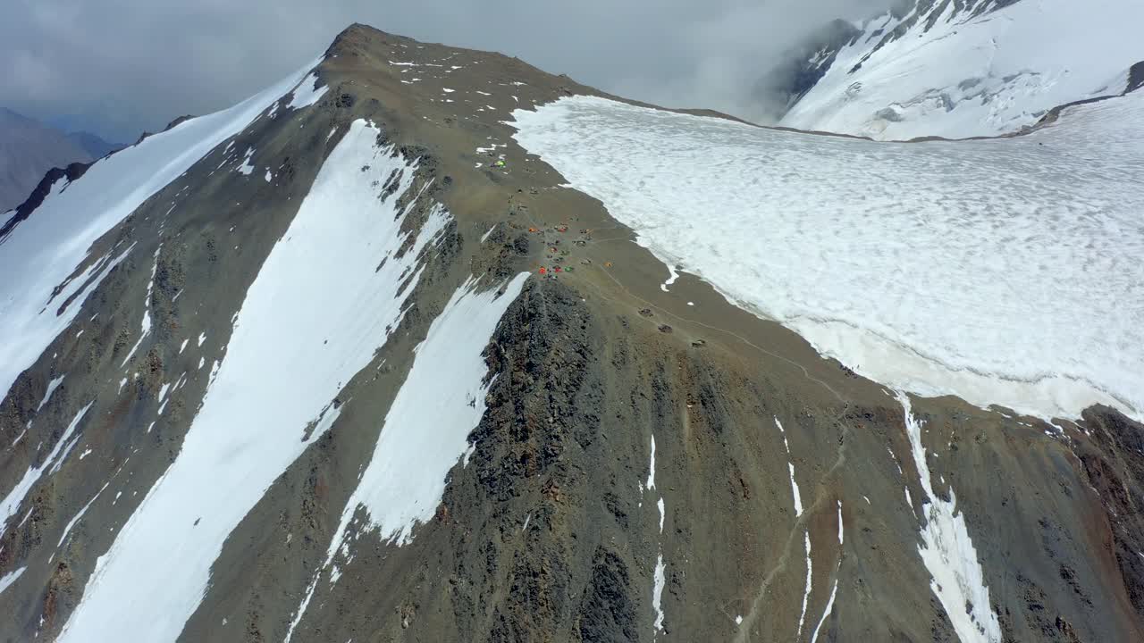 北高加索卡兹别克山突击营地，鸟瞰图视频素材