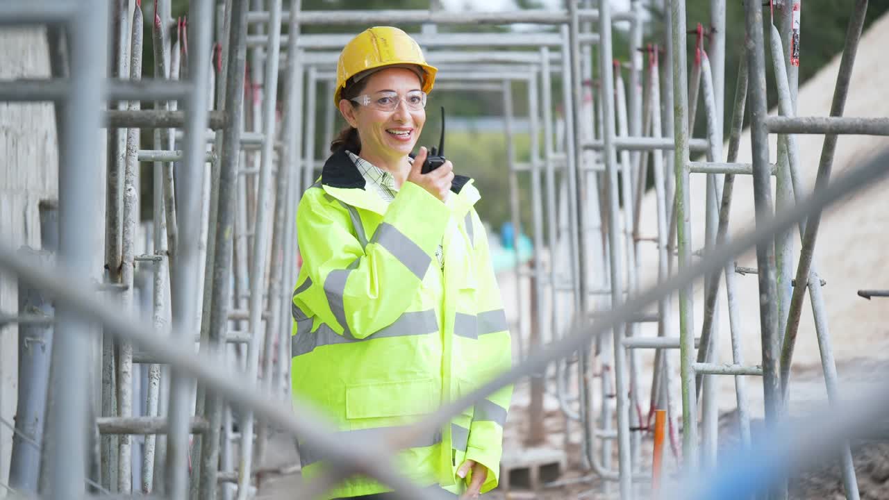 建筑工地上的西班牙女人在用对讲机视频素材