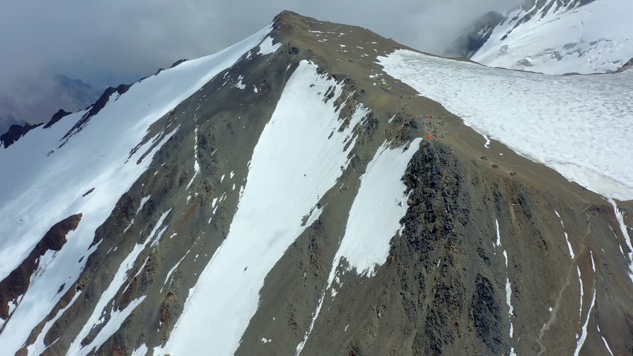 鸟瞰图的突击营地与帐篷，在冰川和山顶前视频素材