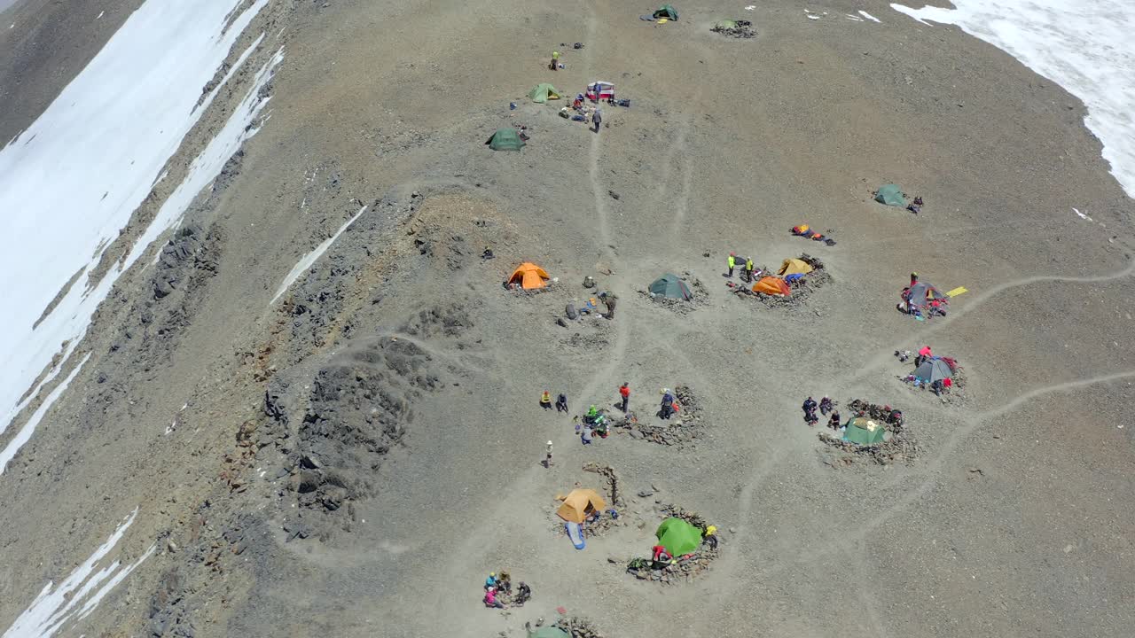 带着帐篷和准备攀登的登山者在突击营地周围飞行。鸟瞰图视频素材