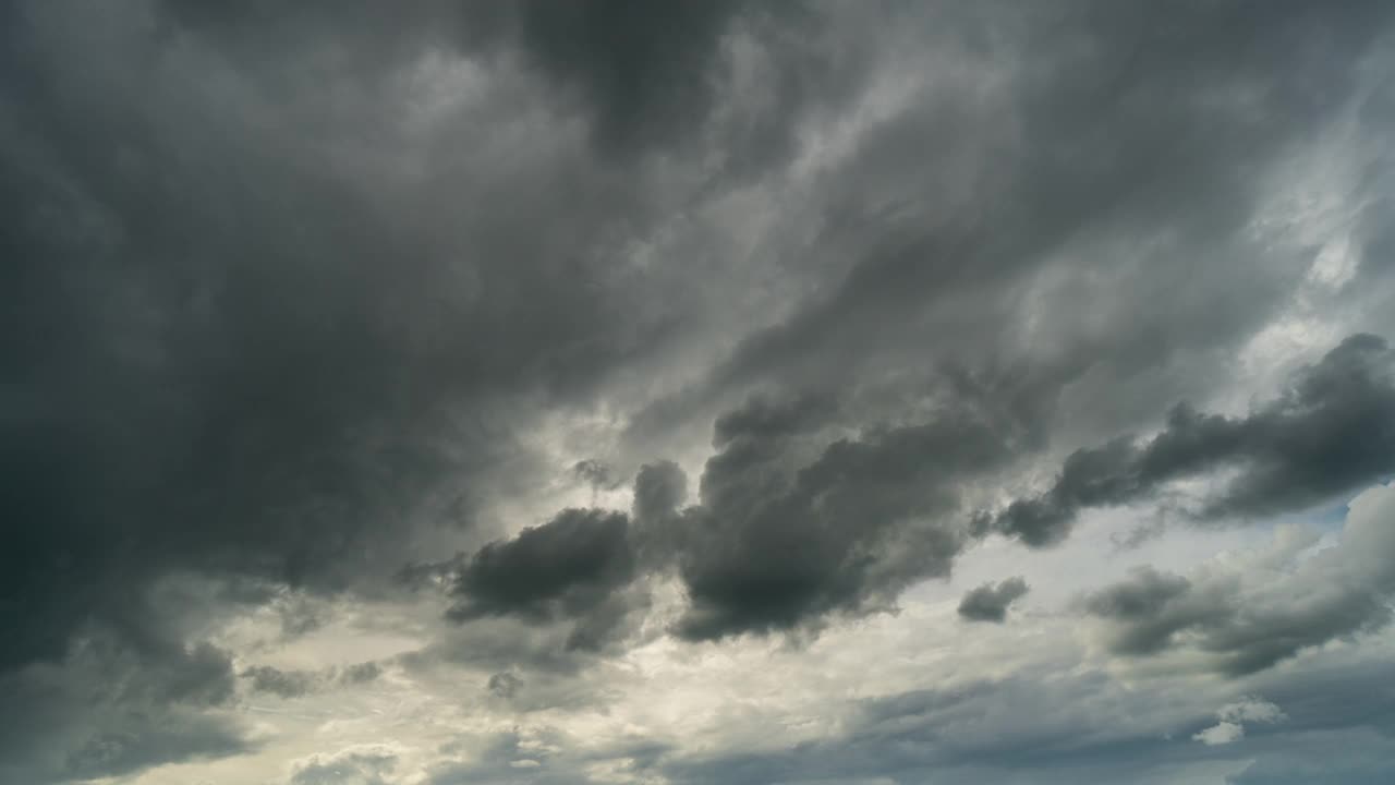 雨云和天空移动4K时间推移。视频素材