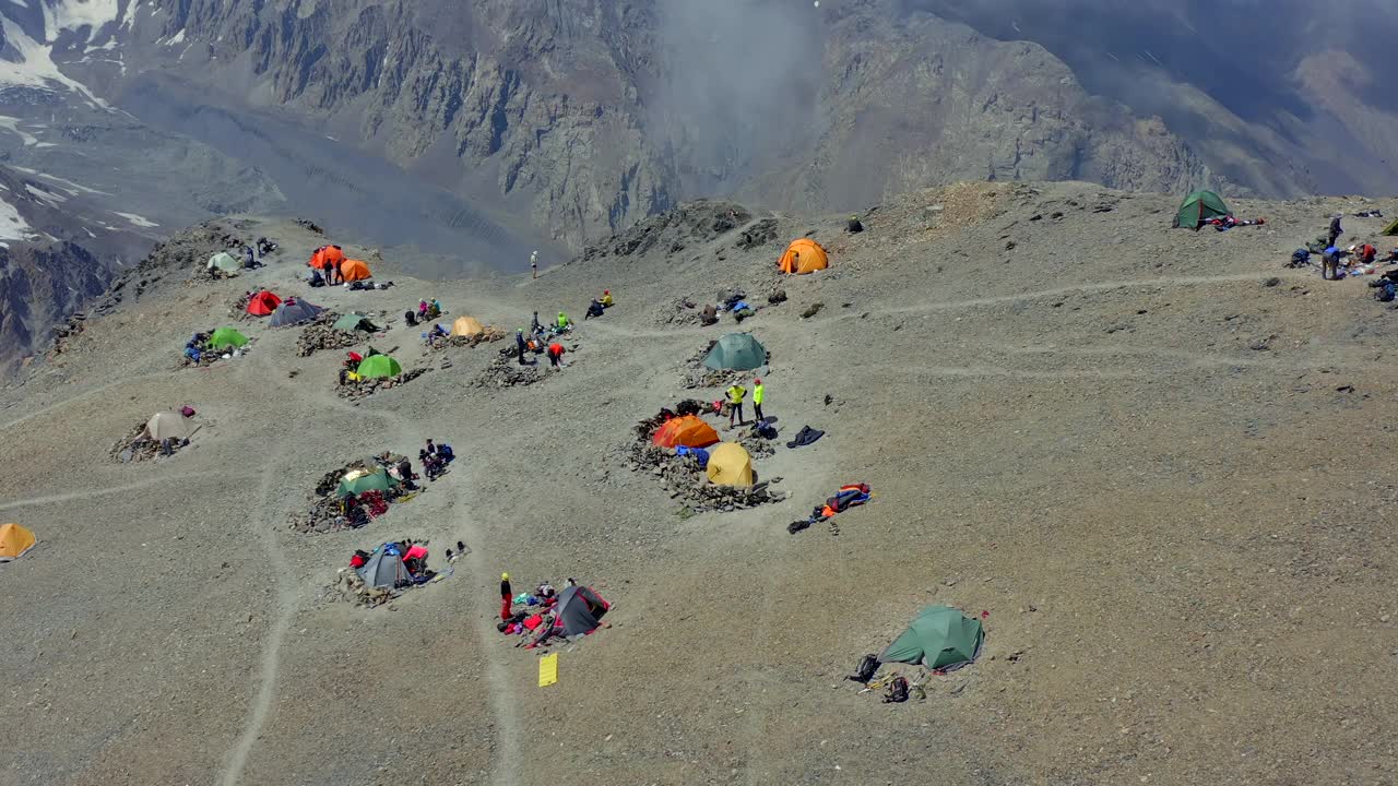 山徒步旅行。鸟瞰图营地与游客在高山上。视频素材