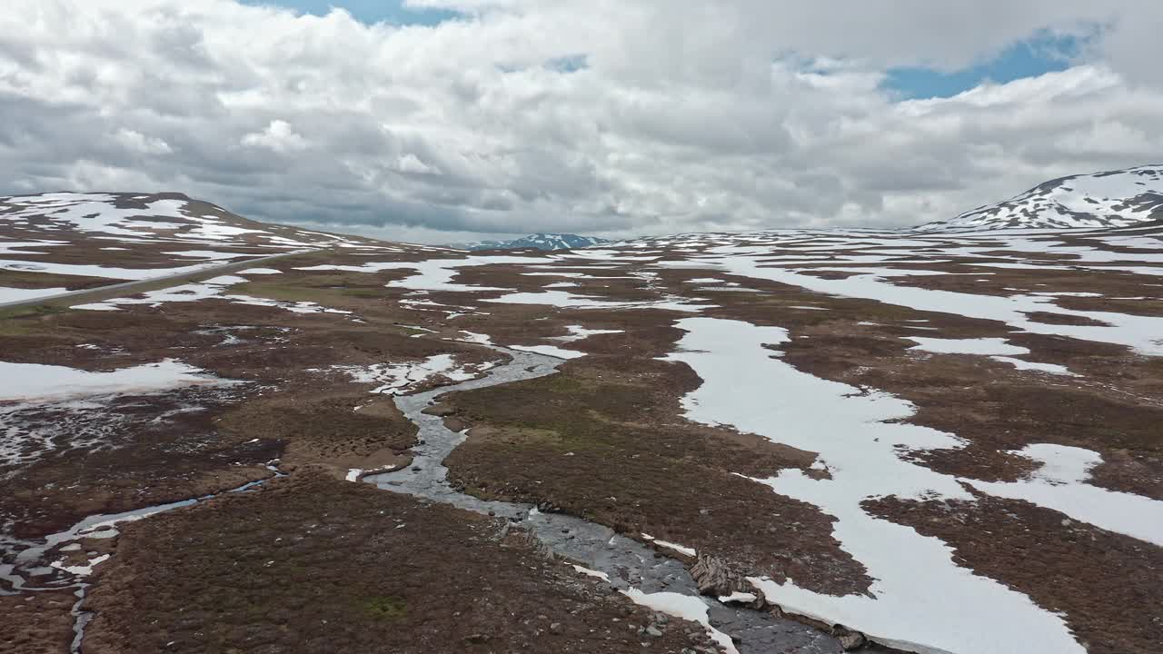 鸟瞰图Stekenjokk河Vildmarksvägen在拉普兰在瑞典北部裸露的山区视频素材