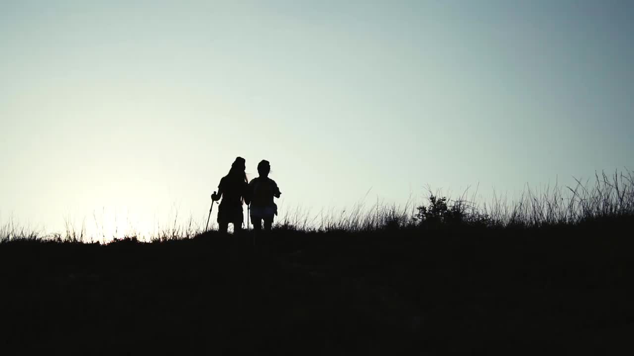 亚洲女子爬山。视频素材