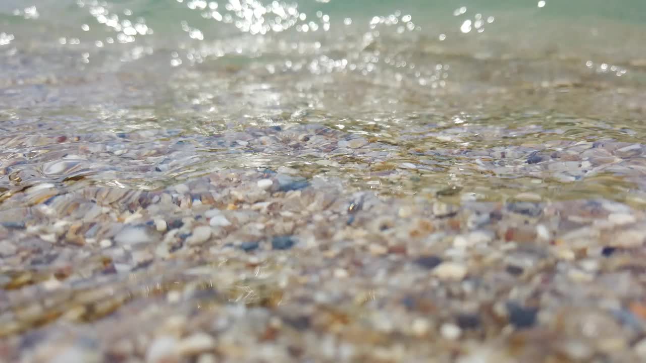 夏天清澈的大海和岸边的波浪视频素材