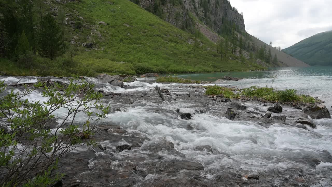 山间河流在岩石间流淌。视频素材