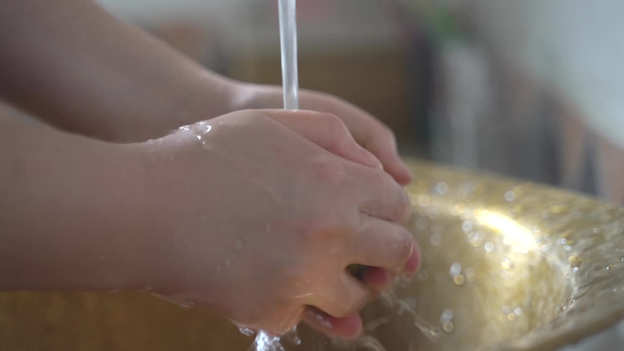 年轻女子在流动的水下清洗新鲜的青苹果视频素材