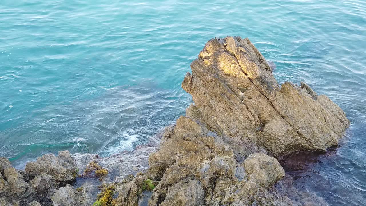 夏天清澈的大海和岸边的波浪视频素材