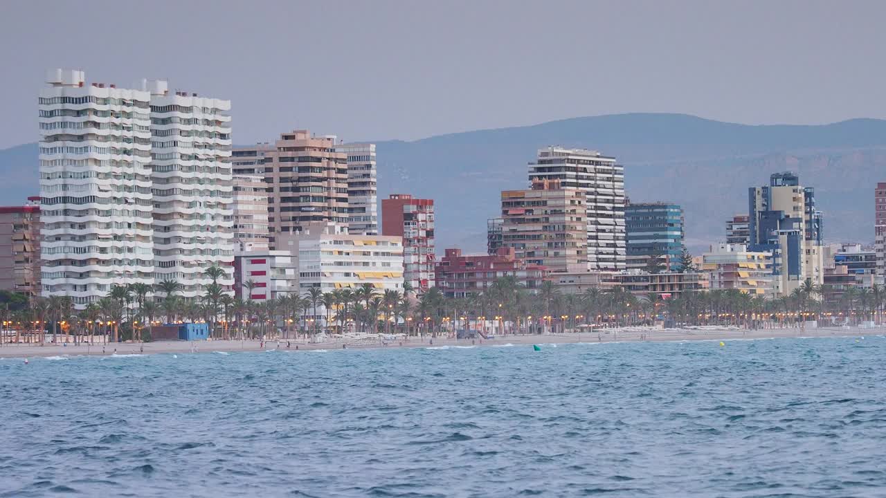 夏日海边日出时的城市建筑。视频素材