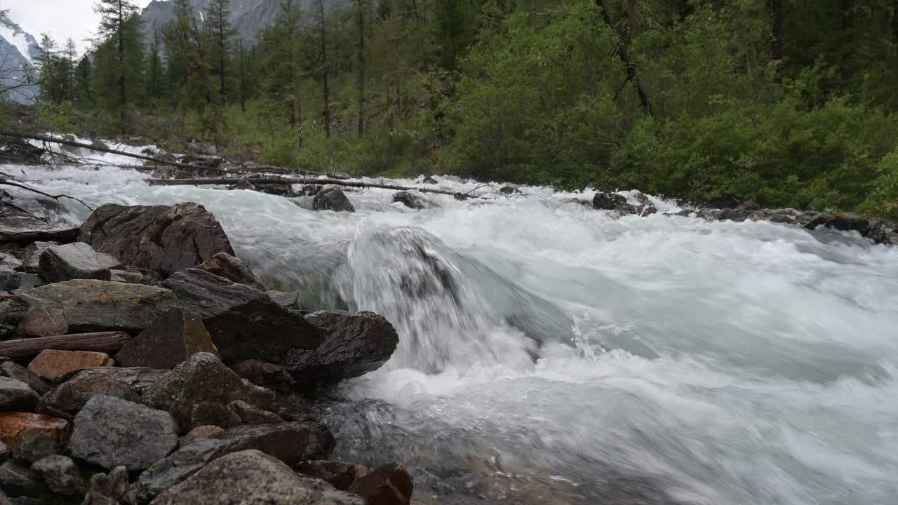 山间河流在岩石间流淌。视频素材