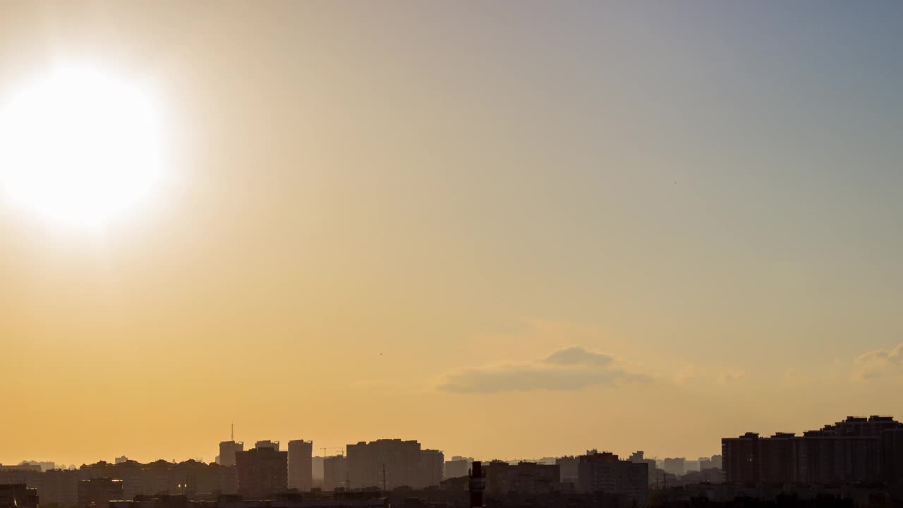 日出在城市建筑物的轮廓上。视频素材