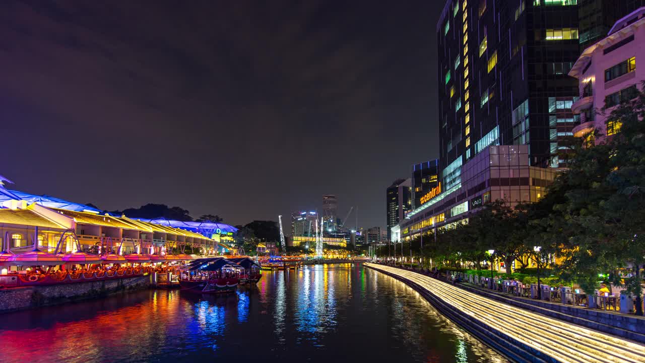 五颜六色的夜景与繁忙的游船在克拉克码头码头，新加坡，时间流逝的视频视频素材