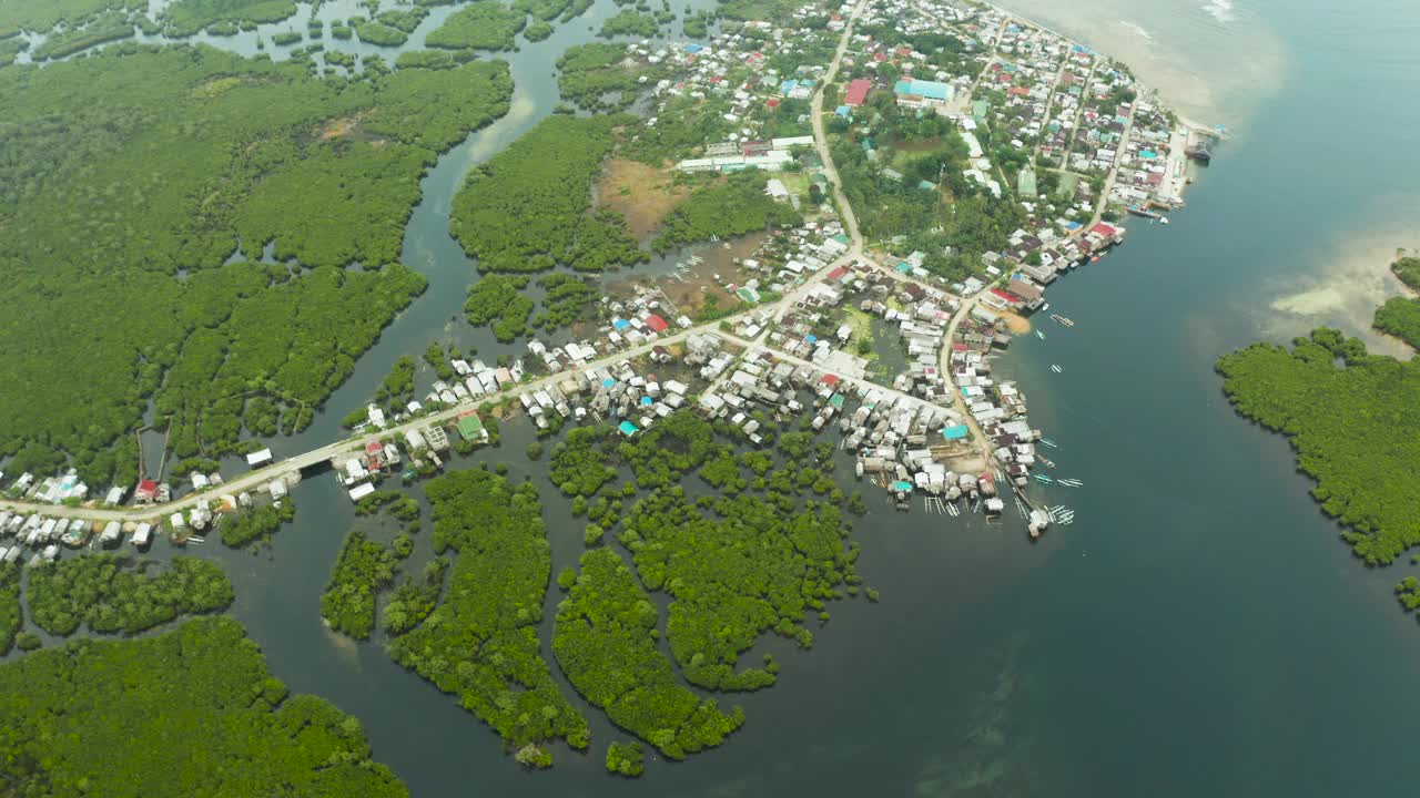 鸟瞰图小镇位于红树林中。Siargao、菲律宾视频素材