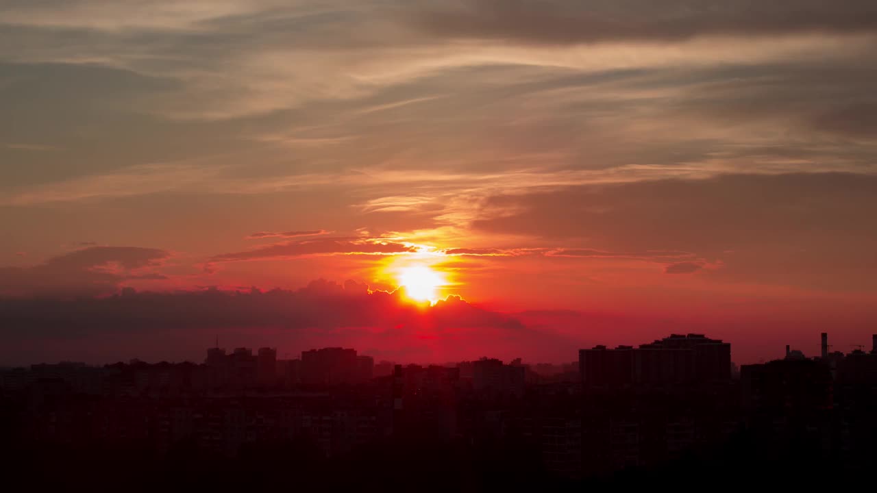 城市的日出，近景在现代市中心的天际线建筑物的轮廓。4 k UHD间隔拍摄。视频素材