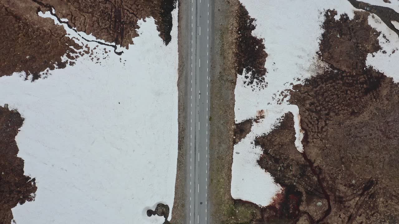 鸟瞰图的Stekenjokk道路Vildmarksvägen在拉普兰在瑞典北部裸露的山区视频素材