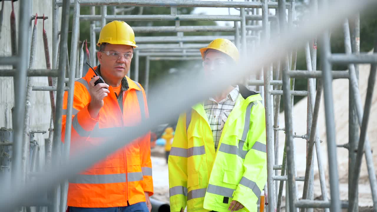 建筑工地脚手架下的西班牙工人视频素材