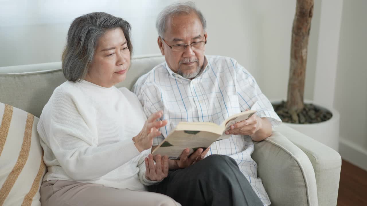 老夫妇读了一本书，幸福地退休在家视频素材