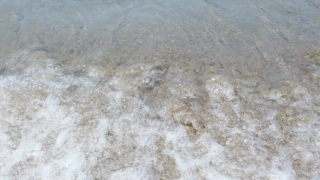 夏天清澈的大海和岸边的波浪视频素材