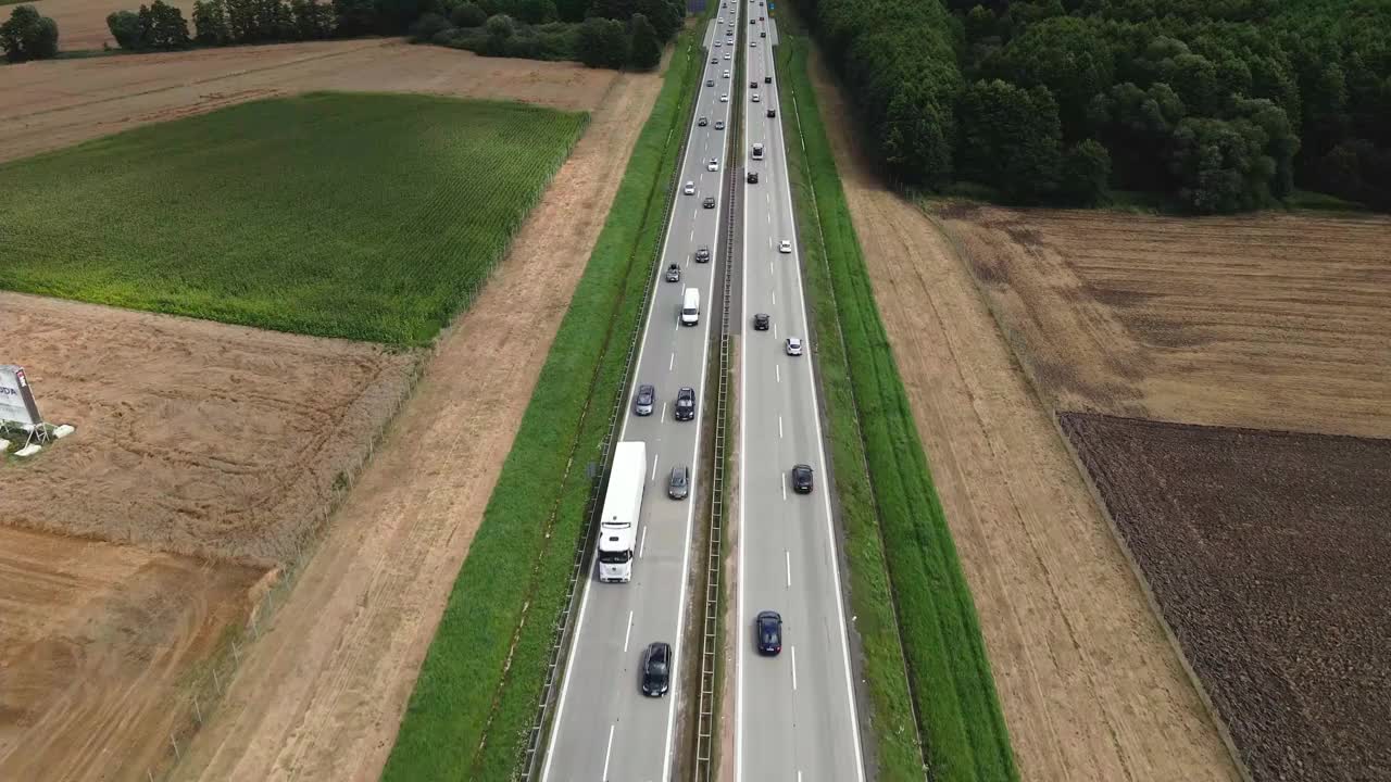 公路交通。汽车在路上行驶，无人机视野视频素材