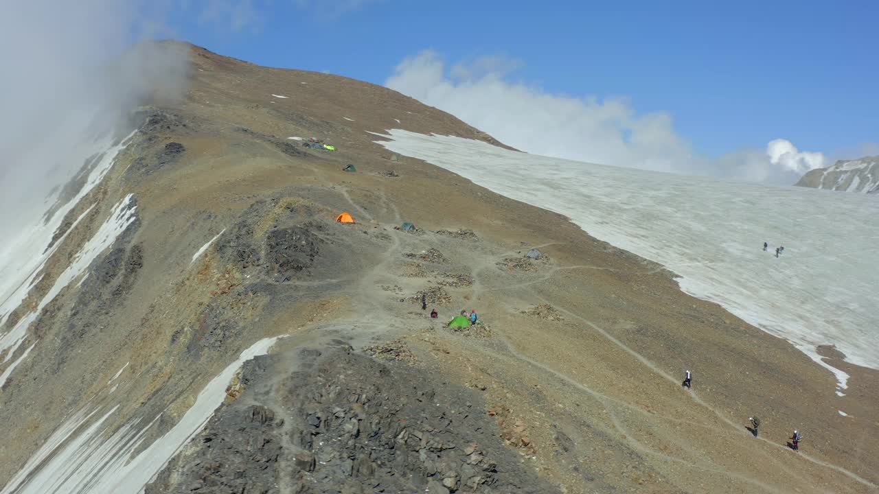 游客们在高山上露营。OZhD高峰。卡兹别克山突击营视频素材