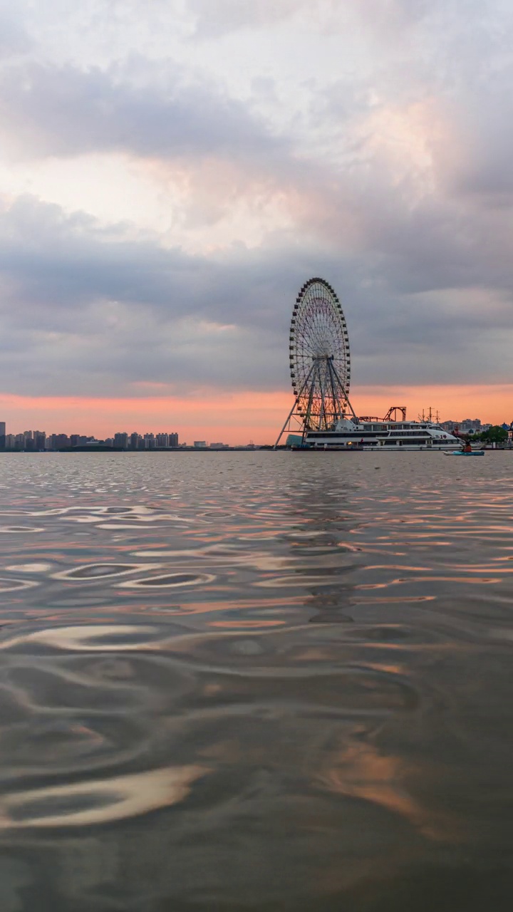 白天和夜晚城市景观，时间流逝视频素材