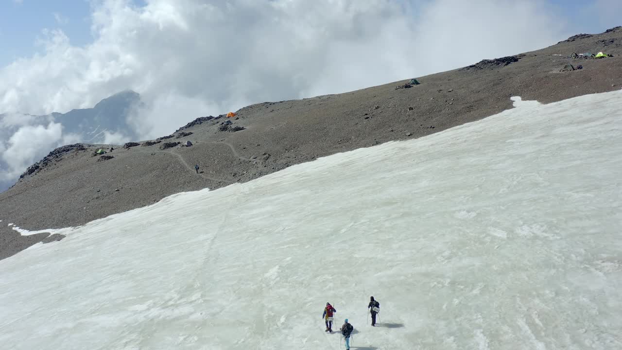 三名游客爬完山，疲惫不堪地从冰川返回突击营地视频素材