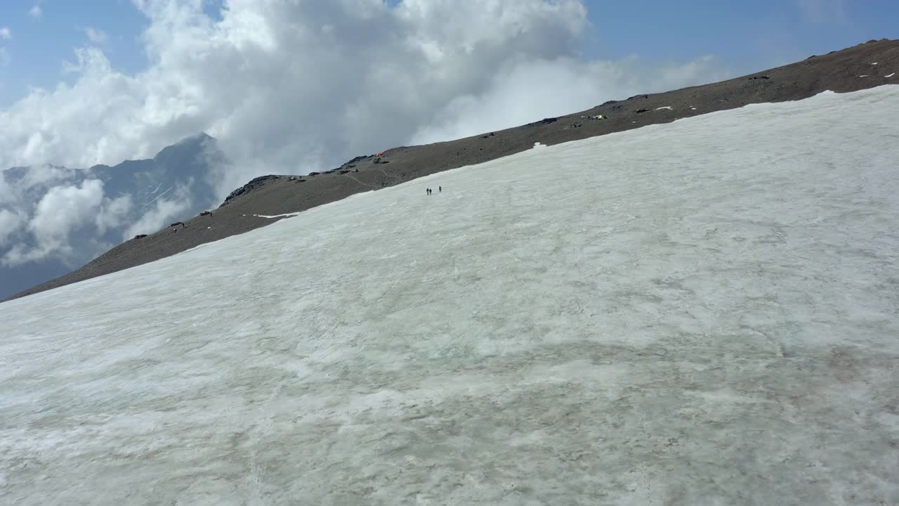 三名游客爬完山，疲惫不堪地从冰川返回突击营地。视频素材