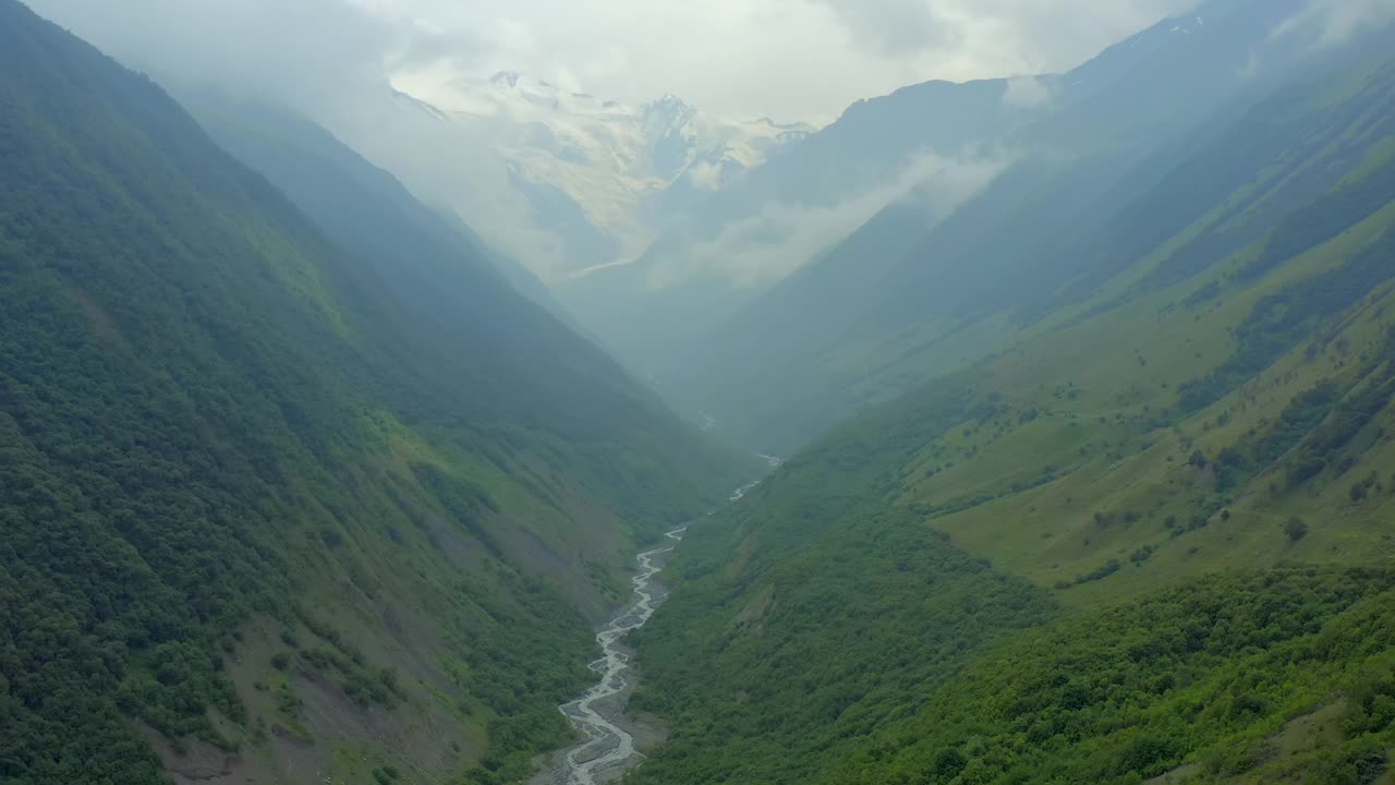 鸟瞰图，直线飞行。山谷在雾和云。视频素材