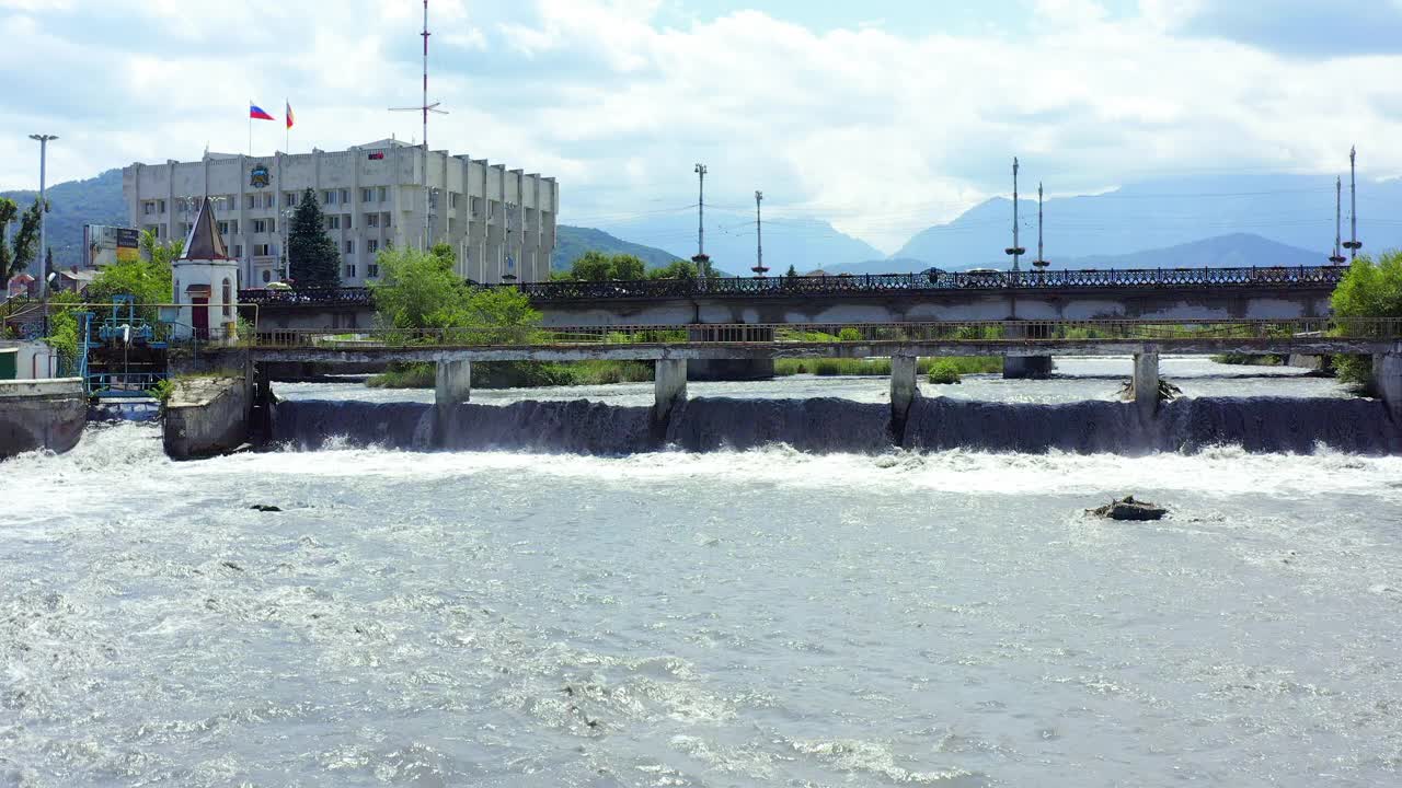 在Terek河上俯瞰Vladikavkaz市，河岸大桥和行政大楼视频素材