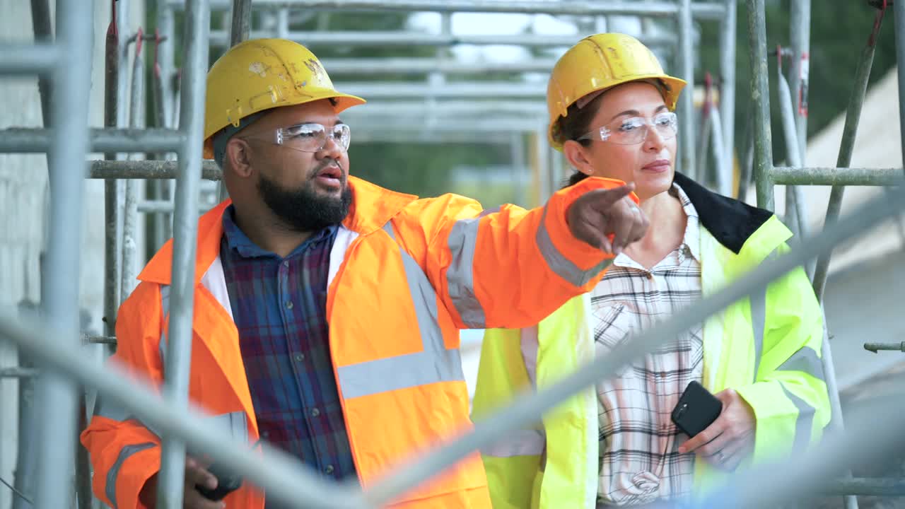 西班牙裔女性和建筑工地上的男同事视频素材