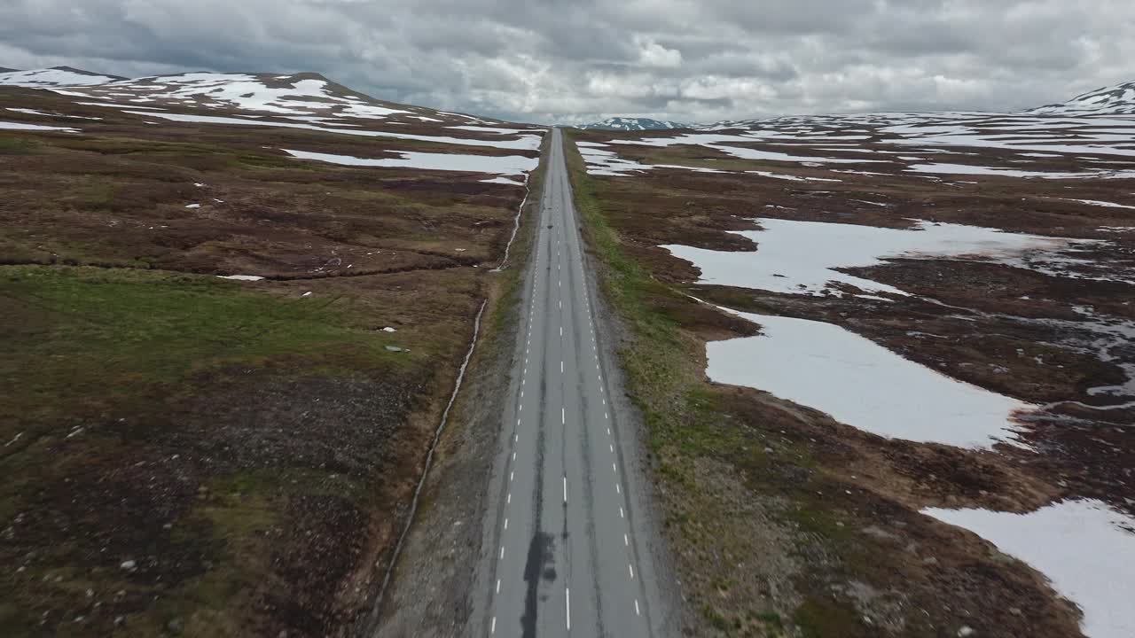 鸟瞰图的Stekenjokk道路Vildmarksvägen在拉普兰在瑞典北部裸露的山区视频素材