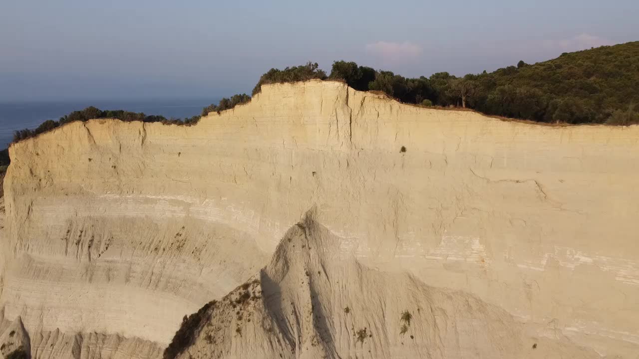 飞离科孚岛高高的岩石视频下载