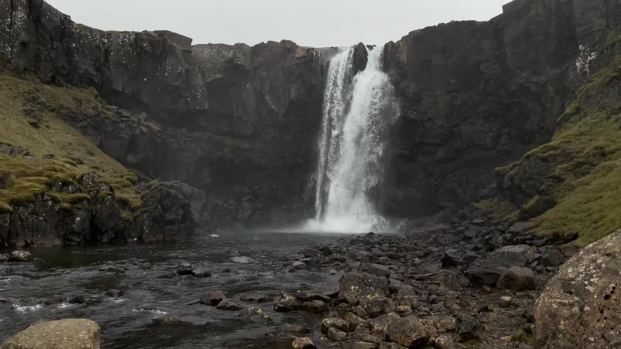 悬崖上的瀑布和河流，清澈的水流过大岩石。视频素材