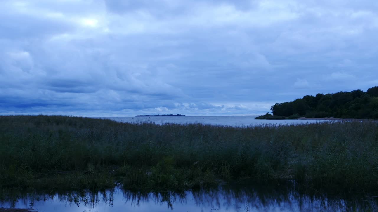 湖边阴云密布的傍晚，时光流逝视频素材