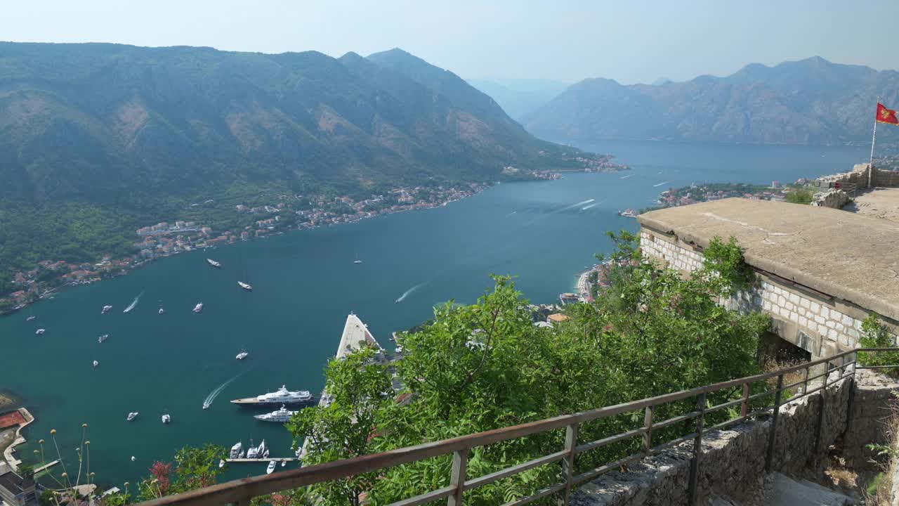 夏天俯瞰科托湾和海港，黑山视频素材