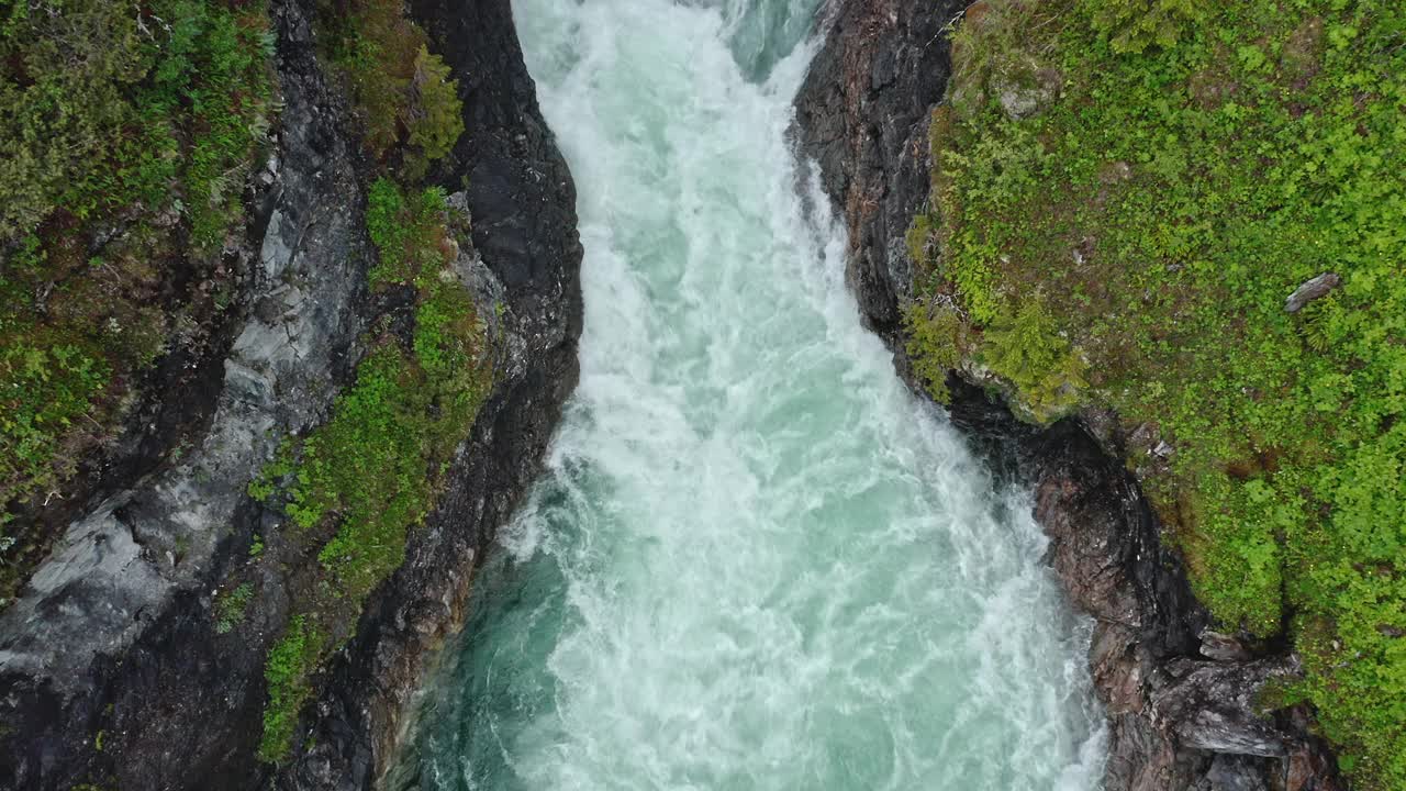 沿着vildmarksvägen鸟瞰瑞典北部瀑布视频素材