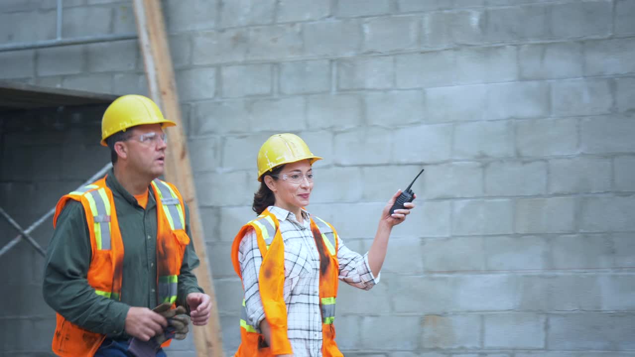 两个西班牙建筑工人边走边聊视频素材