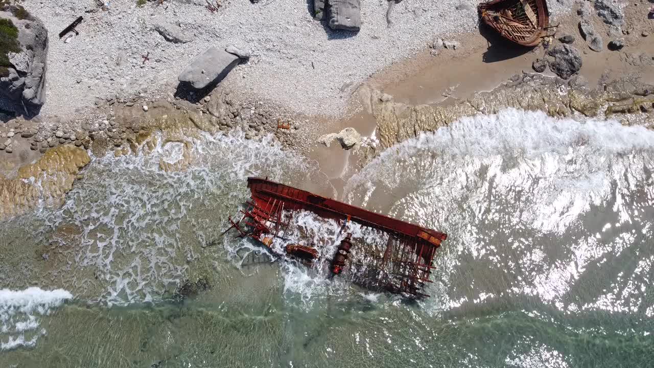 海浪拍打着科孚岛沉船的侧面视频素材