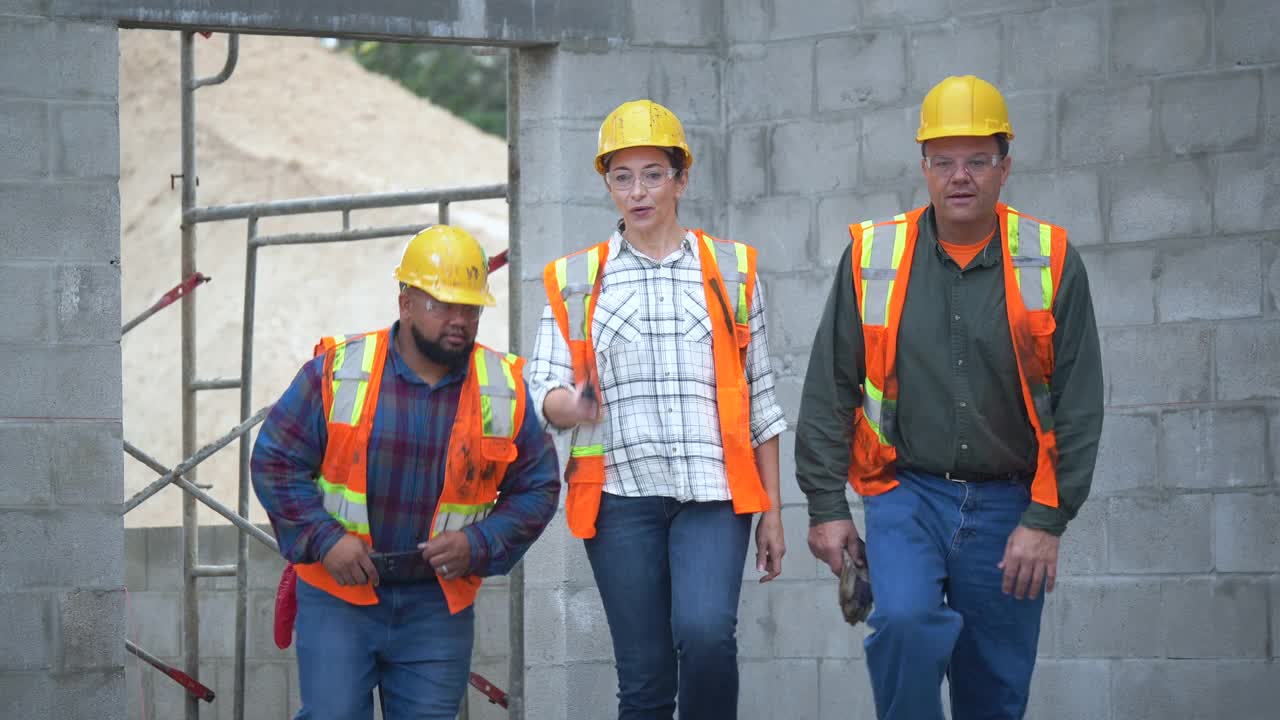 西班牙裔妇女在工地指导建筑工人视频素材