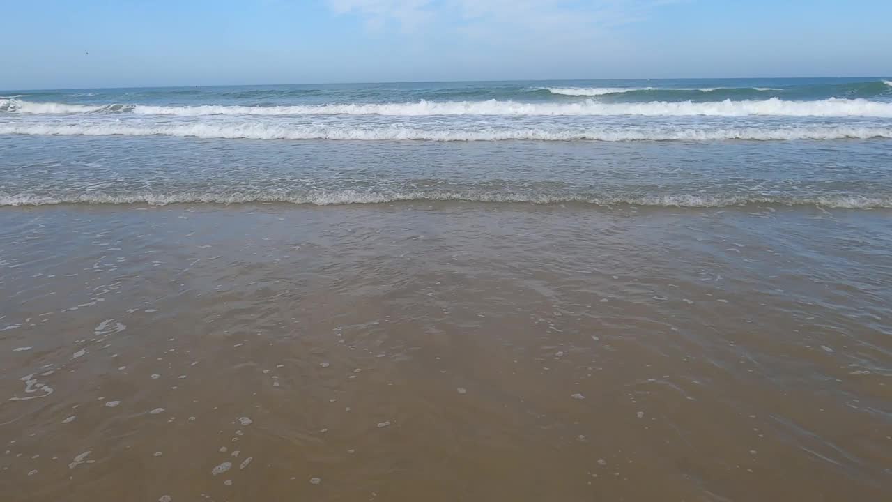 西班牙Cádiz，拉巴罗萨海滩退潮时的海浪视频素材