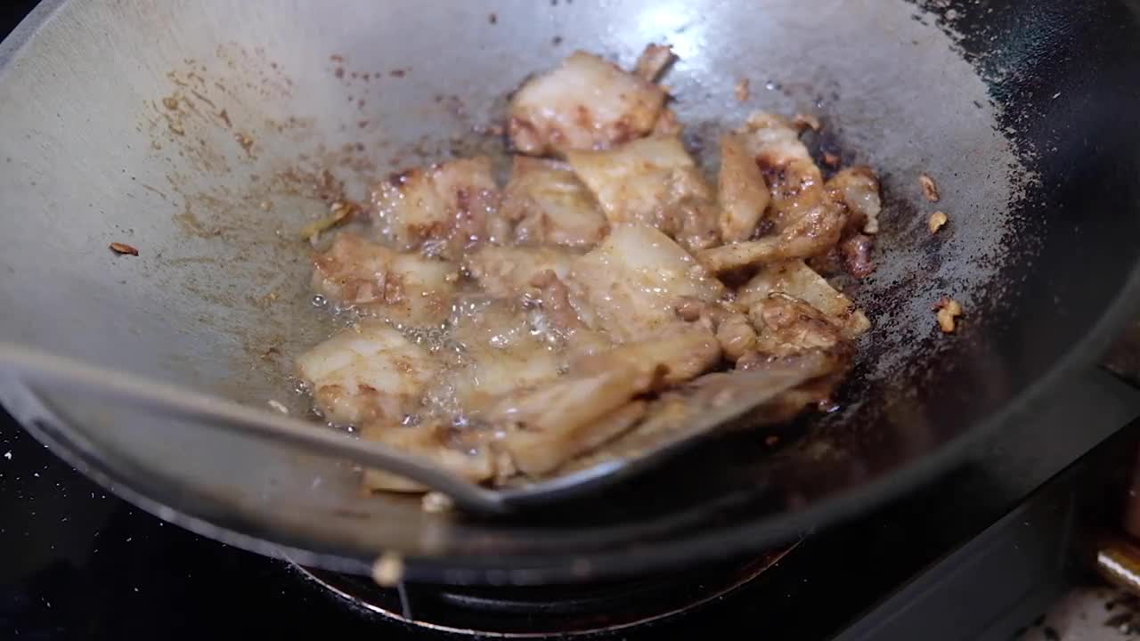 用热锅煎蒜头和辣椒炒五花肉视频素材