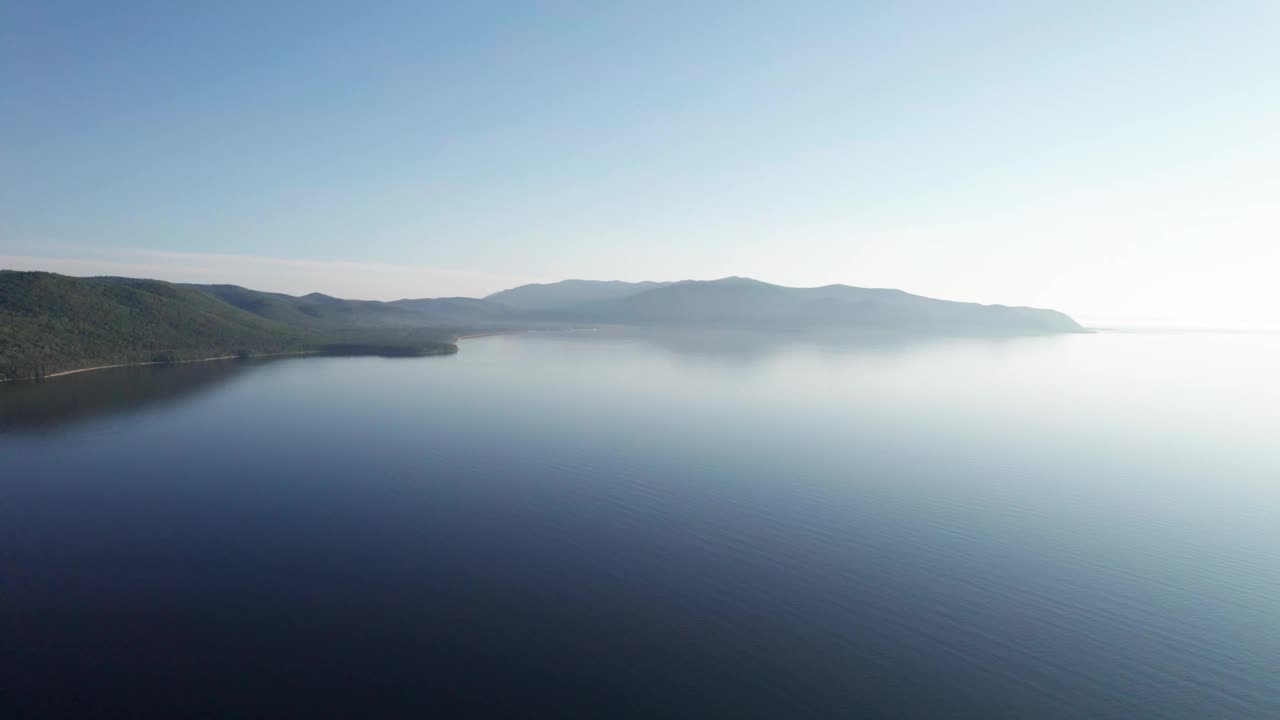 贝加尔湖夏季清晨空中景观是位于西伯利亚南部的一个裂谷湖，俄罗斯贝加尔湖的夏季景观景观。无人机的眼睛。视频素材