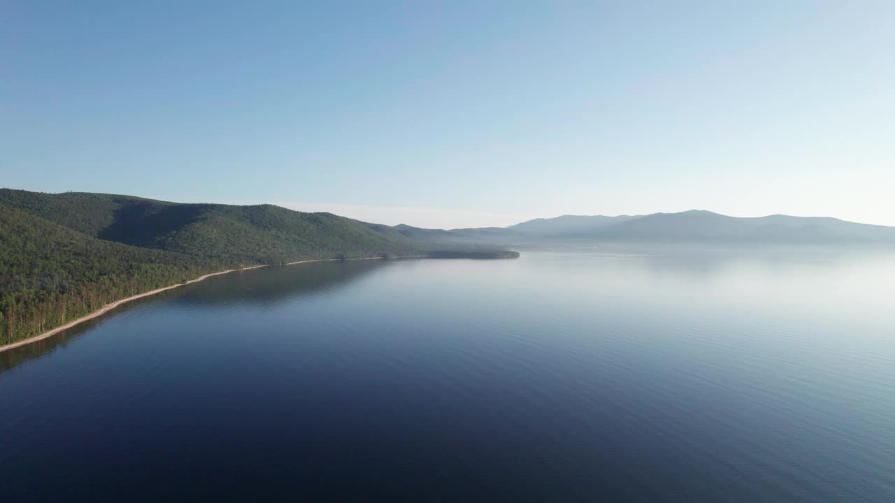 贝加尔湖夏季清晨空中景观是位于西伯利亚南部的一个裂谷湖，俄罗斯贝加尔湖的夏季景观景观。无人机的眼睛。视频素材