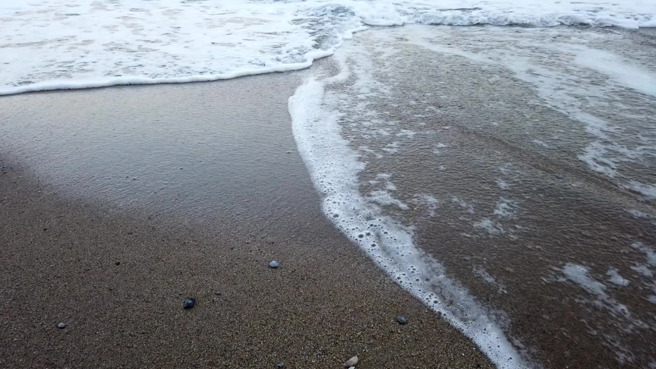 夏天清澈的大海和岸边的波浪视频素材