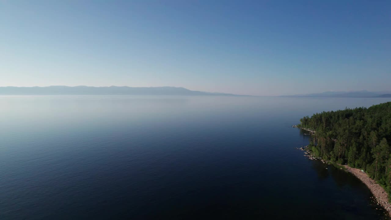 贝加尔湖夏季晚间空中景观是位于西伯利亚南部的一个裂谷湖，俄罗斯贝加尔湖的夏季景观景观。无人机的眼睛。视频素材